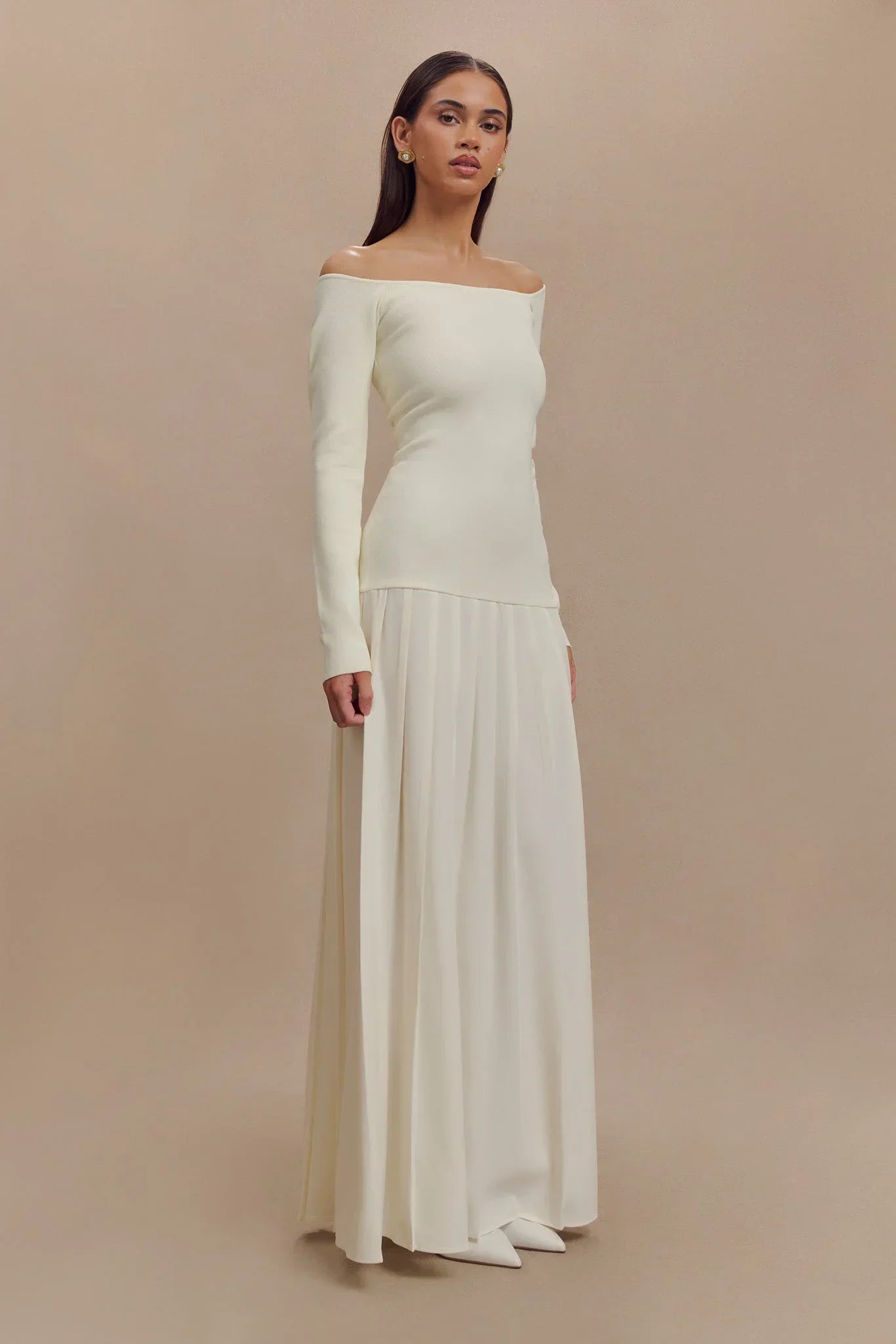 Vestido largo de punto con hombros descubiertos – Marfil